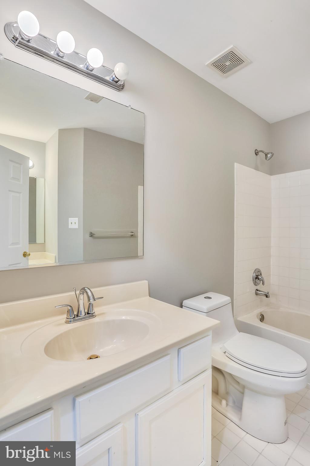 13929 Falconcrest Road Germantown, MD 20874 - Photo 35 of 76 Full bath off hallway