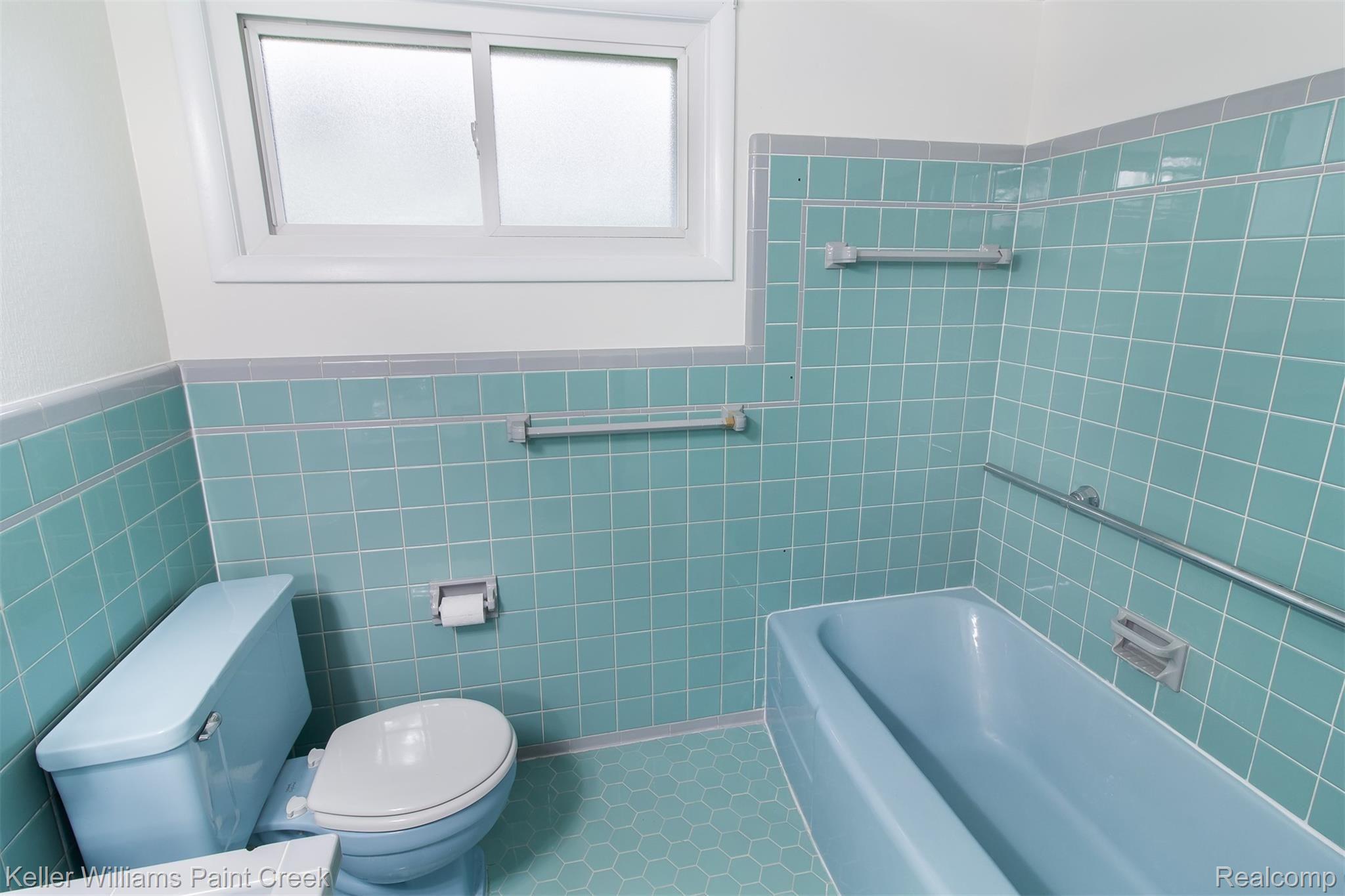 28400 Westerleigh Road Farmington, MI 48334 - Photo 20 of 37 WesterleighRd_28400_FullBath_02.jpg