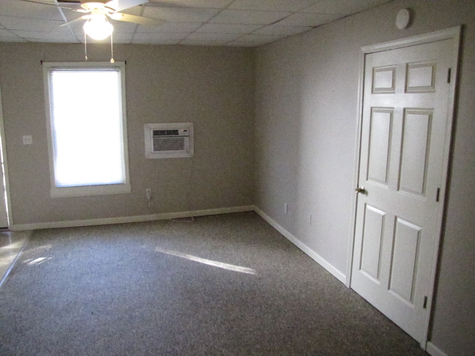 105 Diddle Drive Hendersonville, TN 37075 - Photo 5 of 7 an empty room with a window