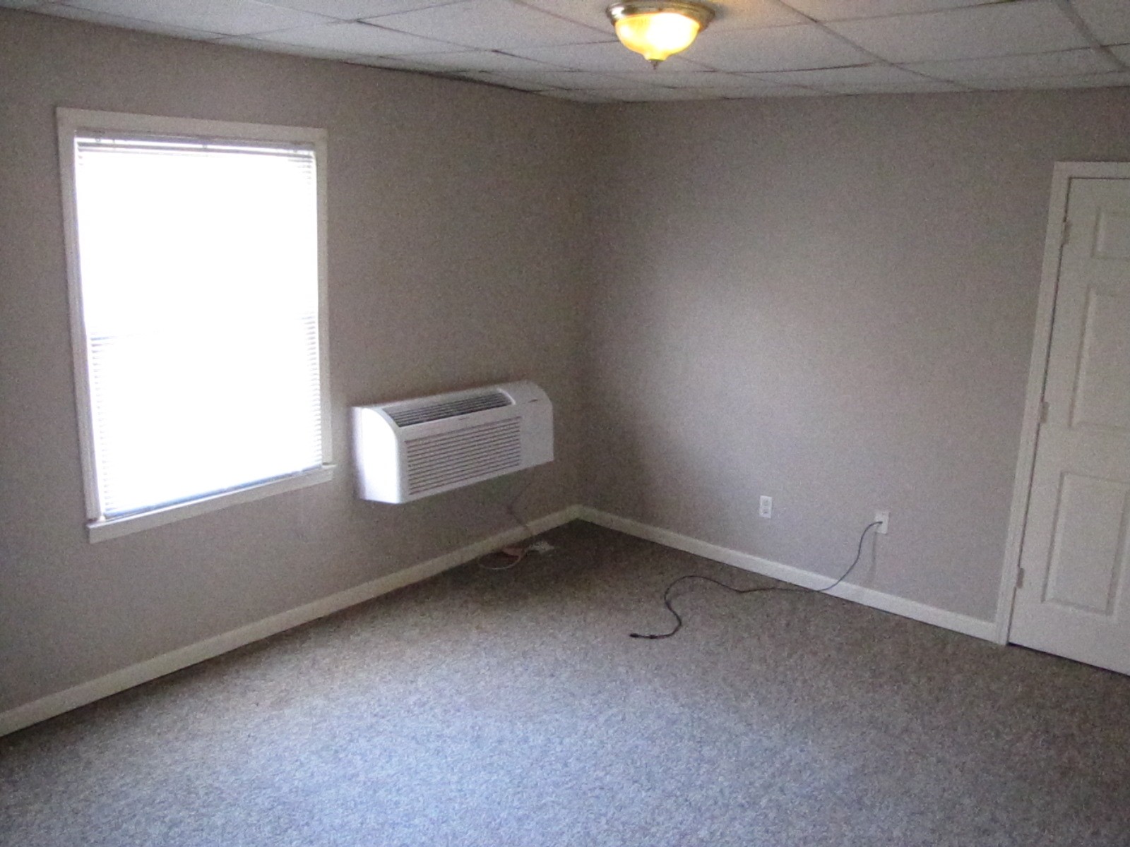 105 Diddle Drive Hendersonville, TN 37075 - Photo 6 of 7 an empty room with a window