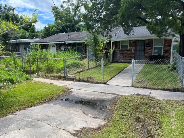 a view of a house with backyard and garden