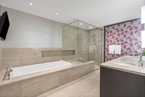 $2,319,000 | 194 North Park Drive, Chicago, IL 60601
