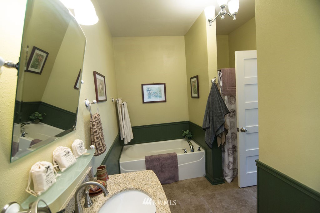 142 Leudinghaus Road Chehalis, WA 98532 - Photo 14 of 37 a bathroom with a sink toilet and shower