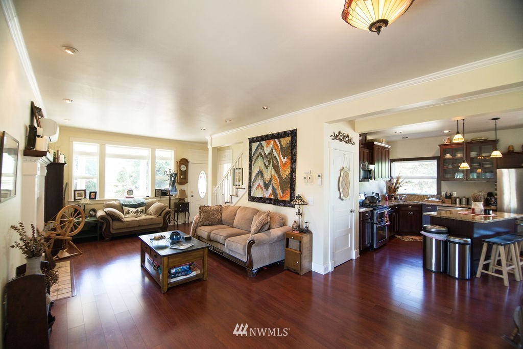 142 Leudinghaus Road Chehalis, WA 98532 - Photo 5 of 37 a living room with furniture and wooden floor