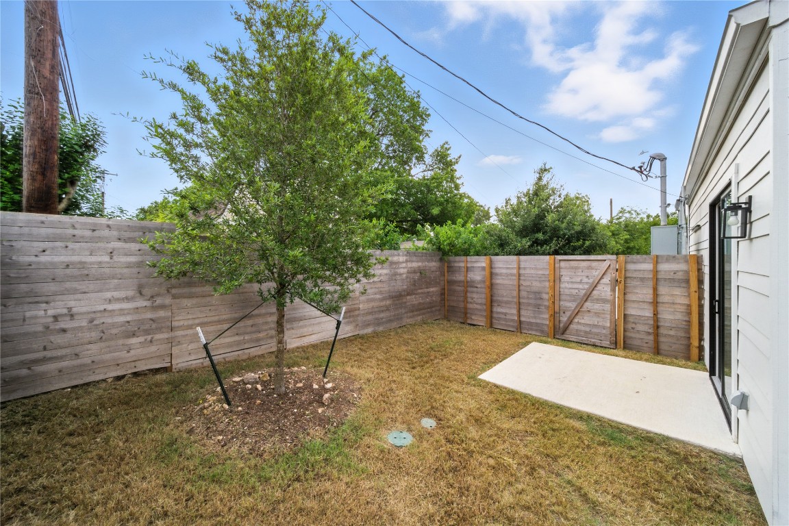 106 West Croslin Street, Unit B Austin, TX 78752 - Photo 19 of 23 a garden view with a seating space