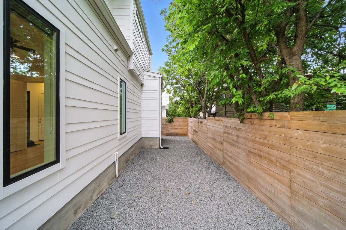 106 West Croslin Street, Unit B Austin, TX 78752 - Photo 21 of 23 a view of a terrace