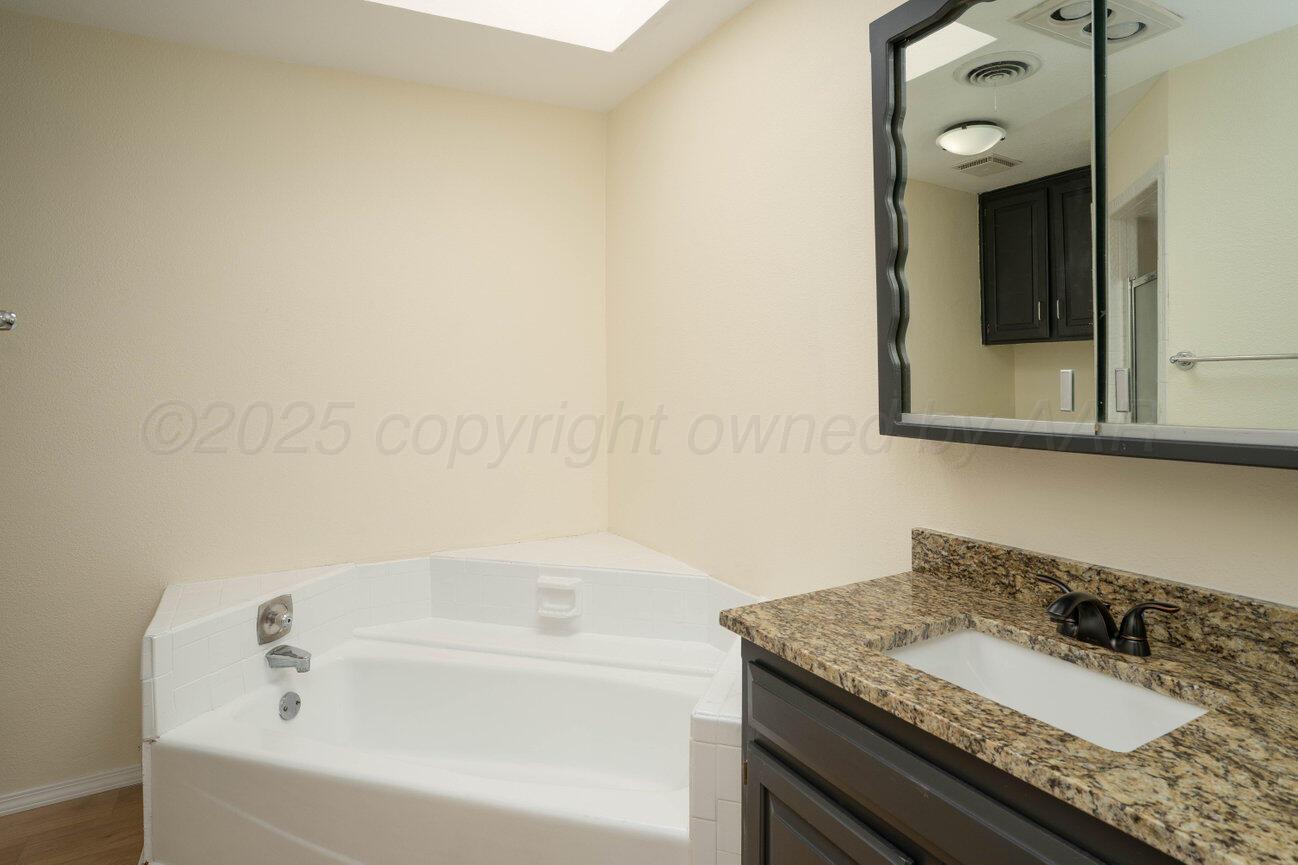 5207 While A Way Road Amarillo, TX 79109 - Photo 17 of 43 Master Bathroom