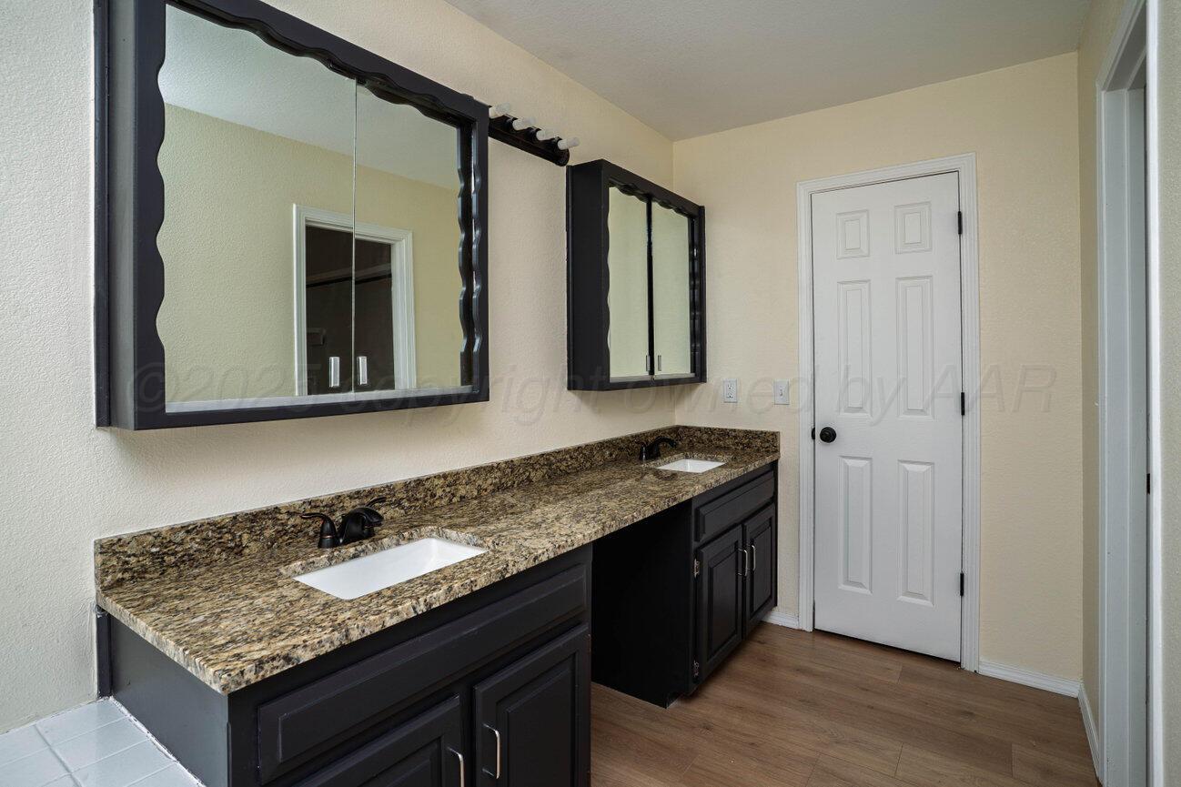 5207 While A Way Road Amarillo, TX 79109 - Photo 19 of 43 Master Bathroom