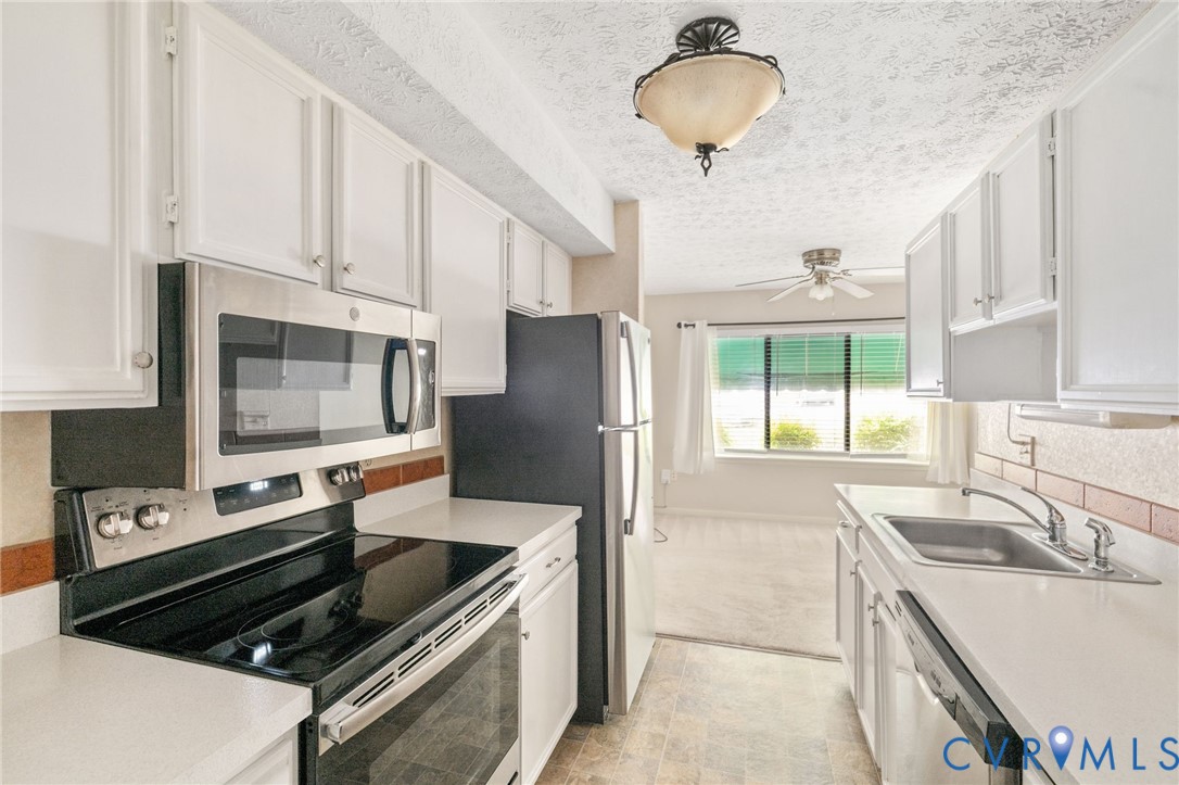 1501 Regency Woods Road, Unit 101 Henrico, VA 23238 - Photo 4 of 29 Adjoining the family room is the generously sized