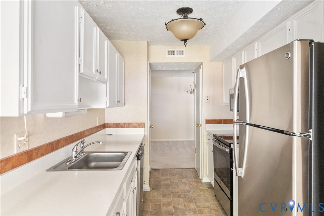 1501 Regency Woods Road, Unit 101 Henrico, VA 23238 - Photo 6 of 29 Adjoining the family room is the generously sized