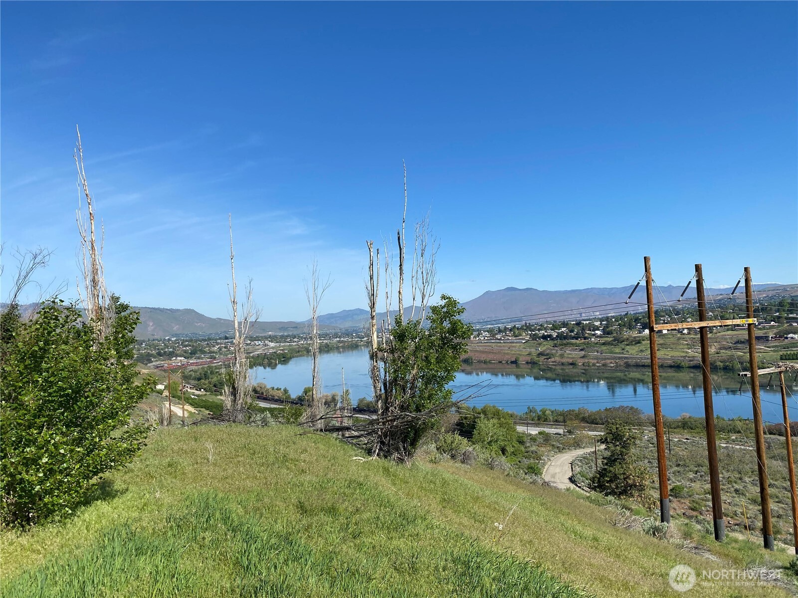 2423 Hedges Road Wenatchee, WA 98801 - Photo 2 of 21