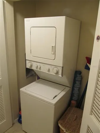 $220,000 | 2121 Wood Street, Unit 212, Sarasota, FL 34237