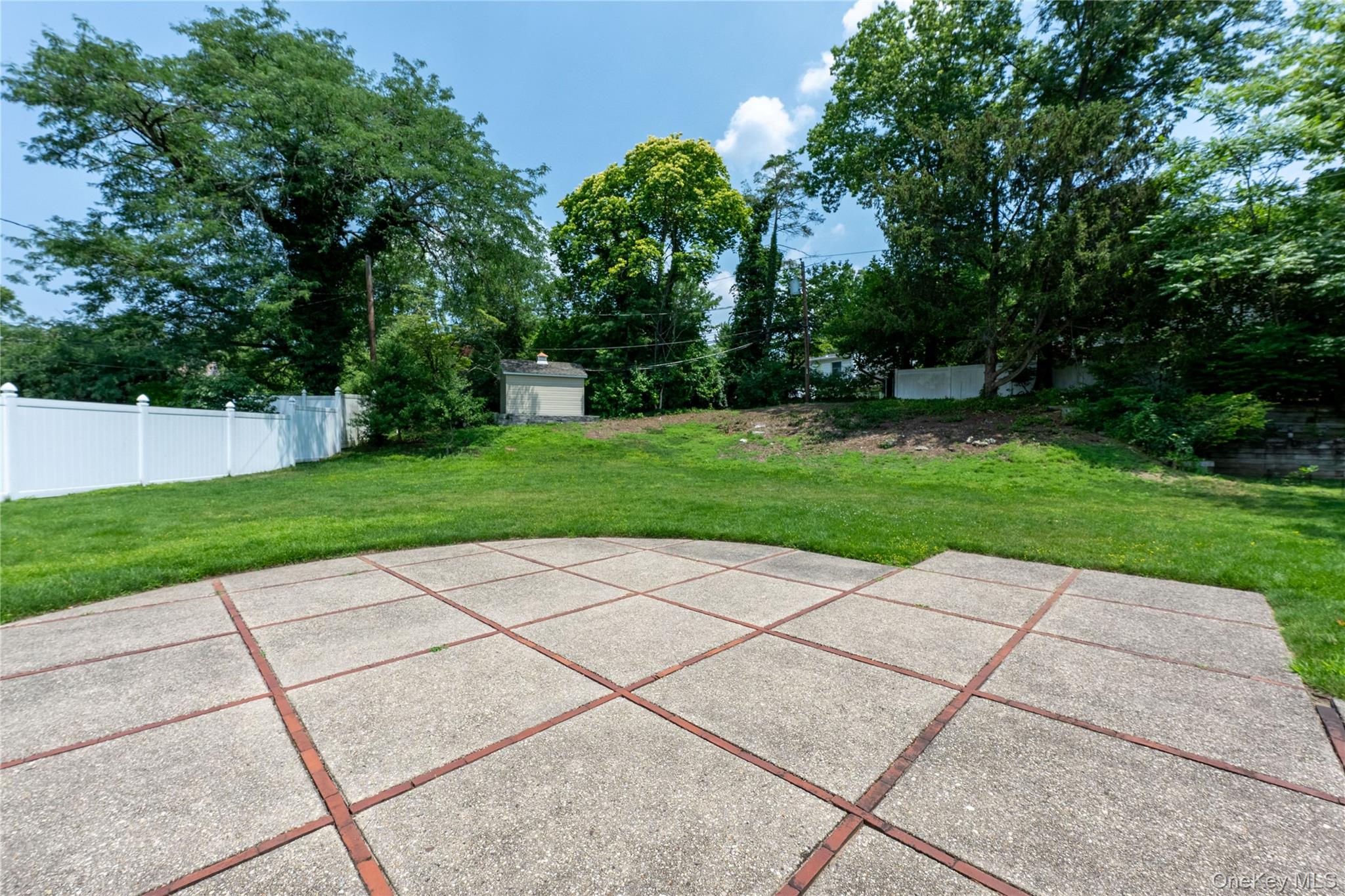 18 Dogwood Road Searingtown, NY 11507 - Photo 22 of 28 Lower patio