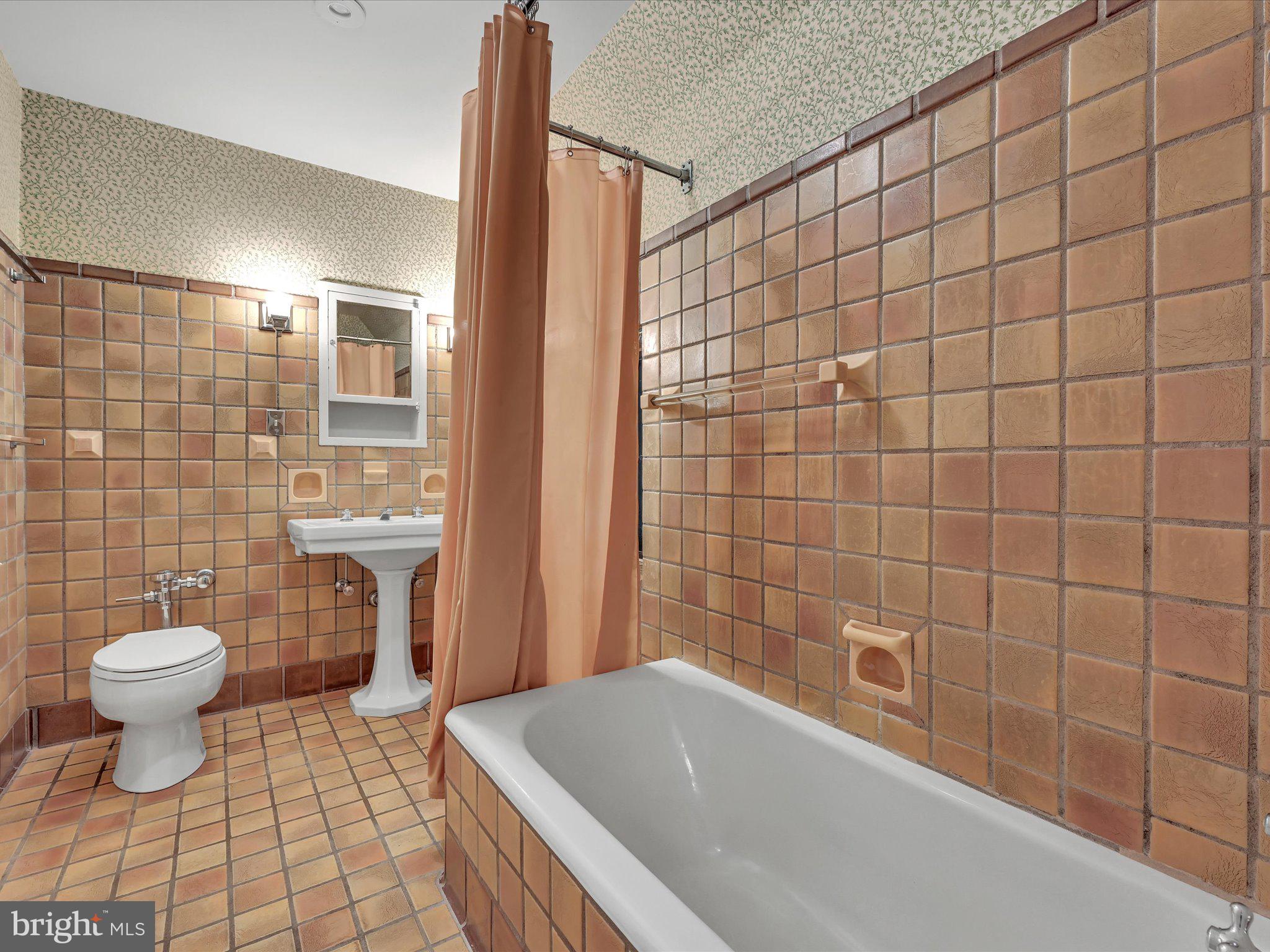 405 North Tulpehocken Road Reading, PA 19601 - Photo 36 of 111 3rd bathroom