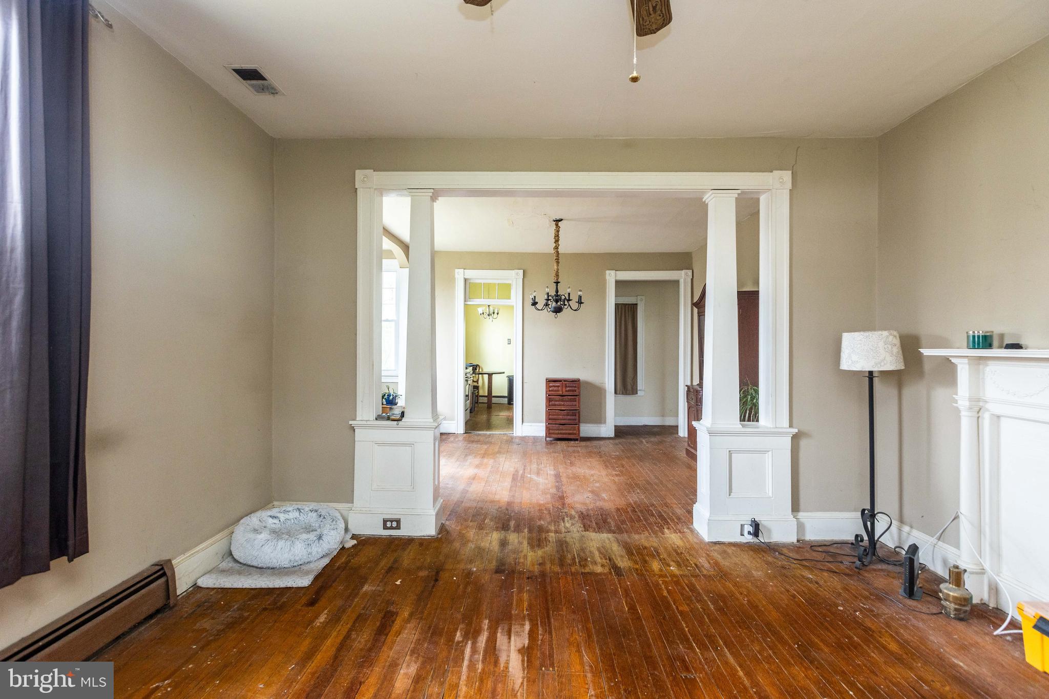 5812 Lochlea Road Baltimore, MD 21209 - Photo 5 of 22 Living room