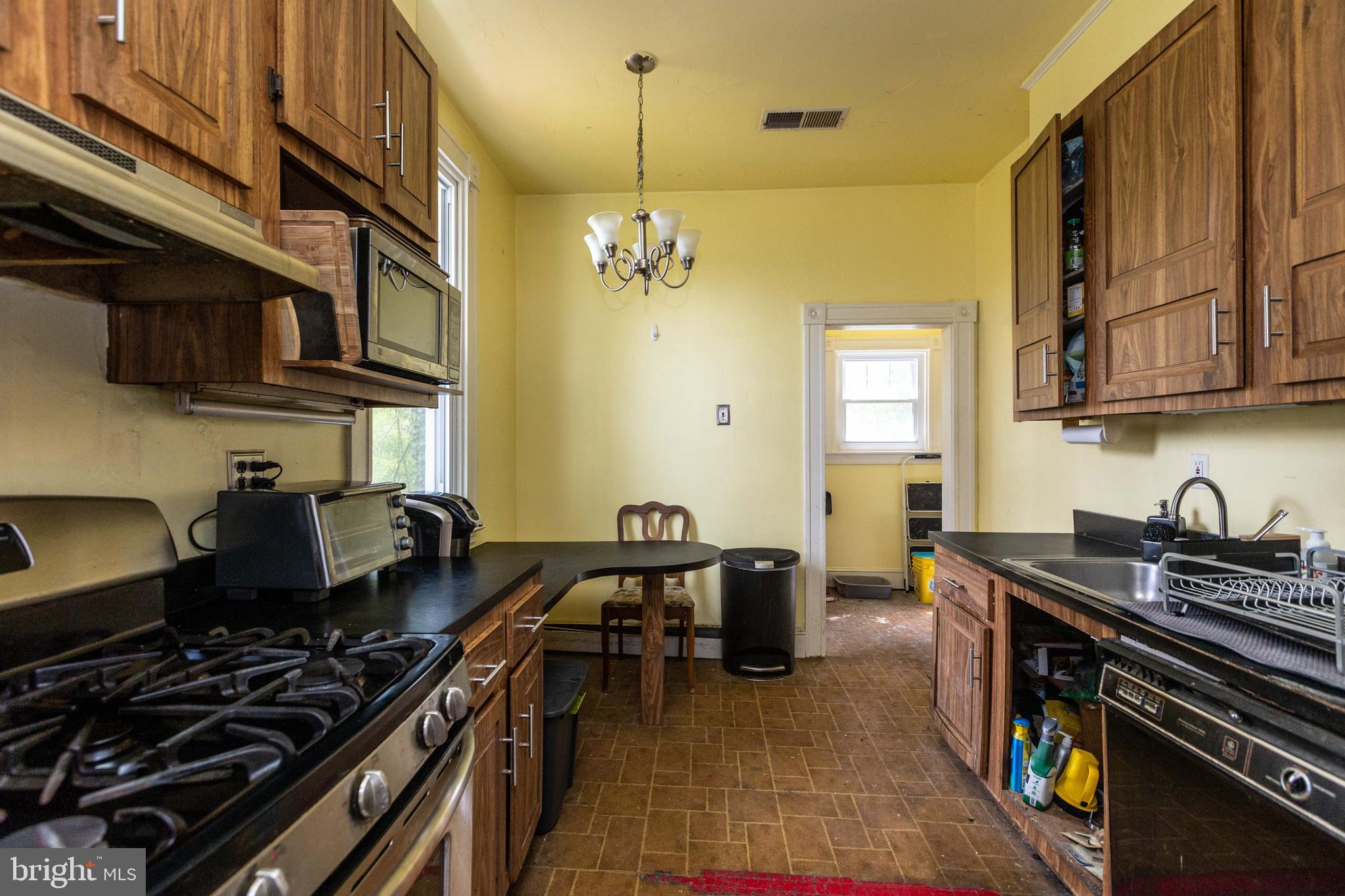 5812 Lochlea Road Baltimore, MD 21209 - Photo 9 of 22 Kitchen`