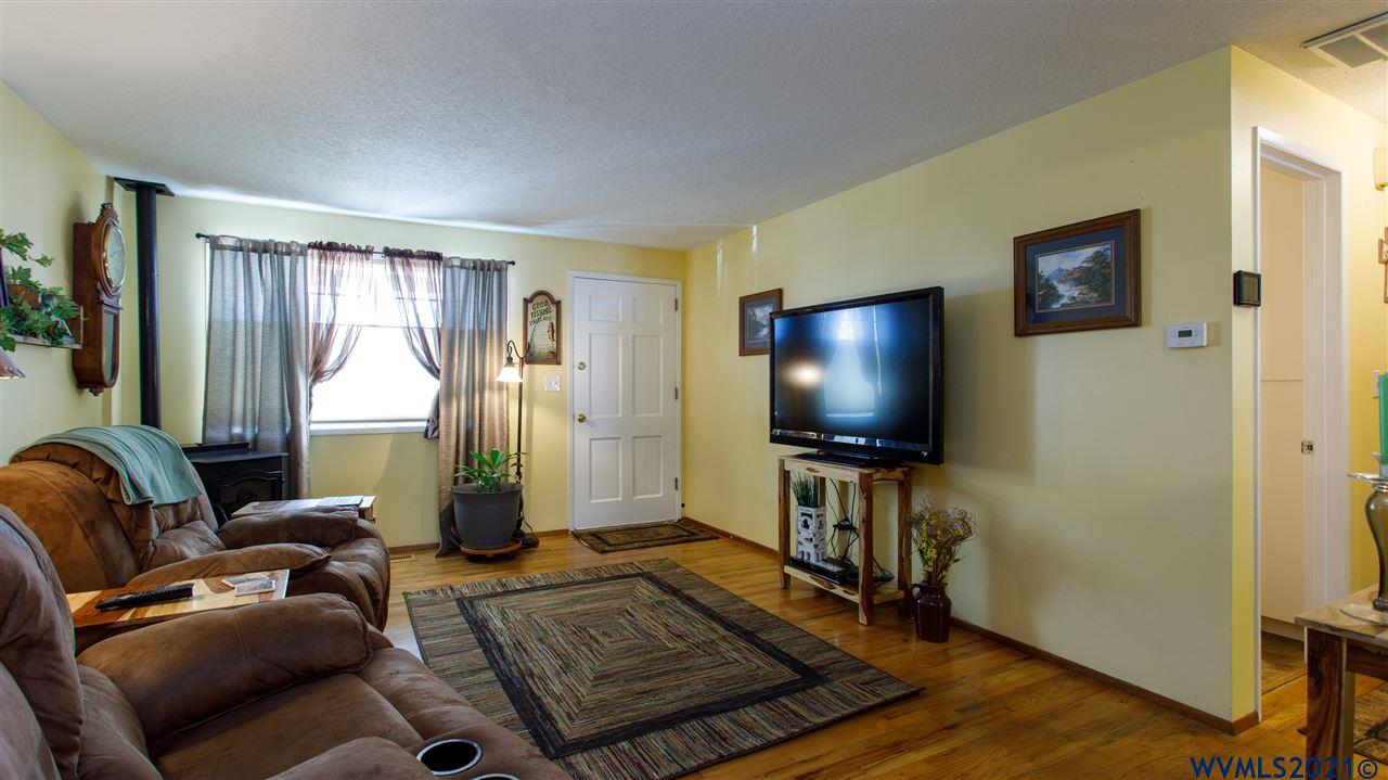 1484 Umpqua Road Woodburn, OR 97071 - Photo 3 of 21 Gallery Image 3