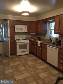 18307 Cabin Road Triangle, VA 22172 - Photo 16 of 17 Kitchen
