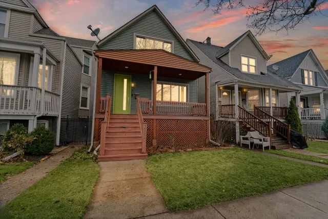 $5,900 | 2850 West Henderson Street, Unit 1, Chicago, IL 60618