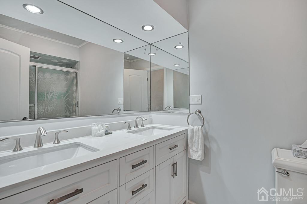 134 Benart Place Middlesex, NJ 08846 - Photo 18 of 28 a bathroom with double sink and a mirror