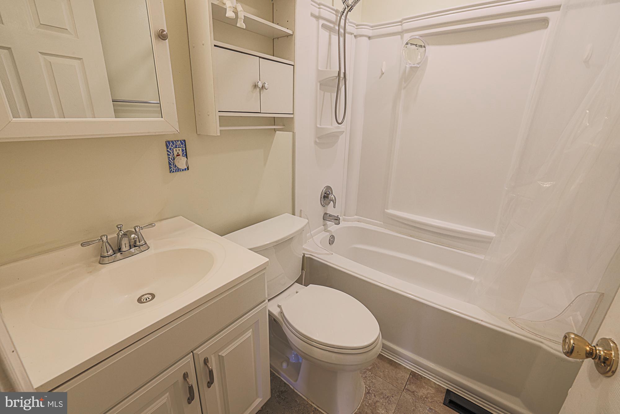 122 Alcock Road Baltimore, MD 21221 - Photo 20 of 27 Full Bath Main Level