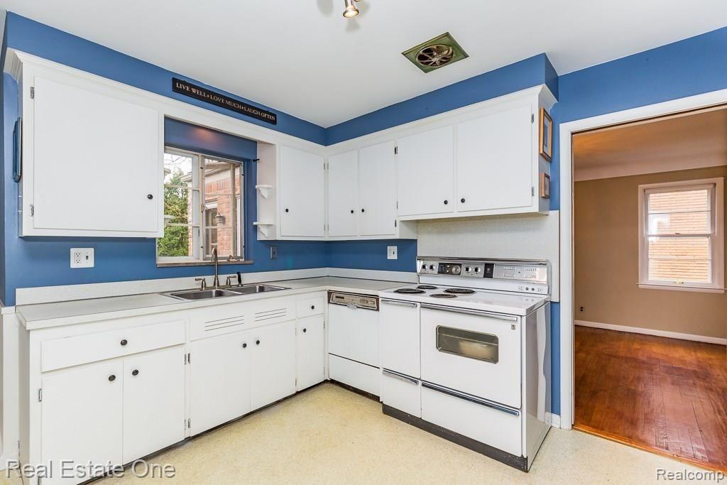 4017 Highfield Road Royal Oak, MI 48073 - Photo 12 of 25 Kitchen