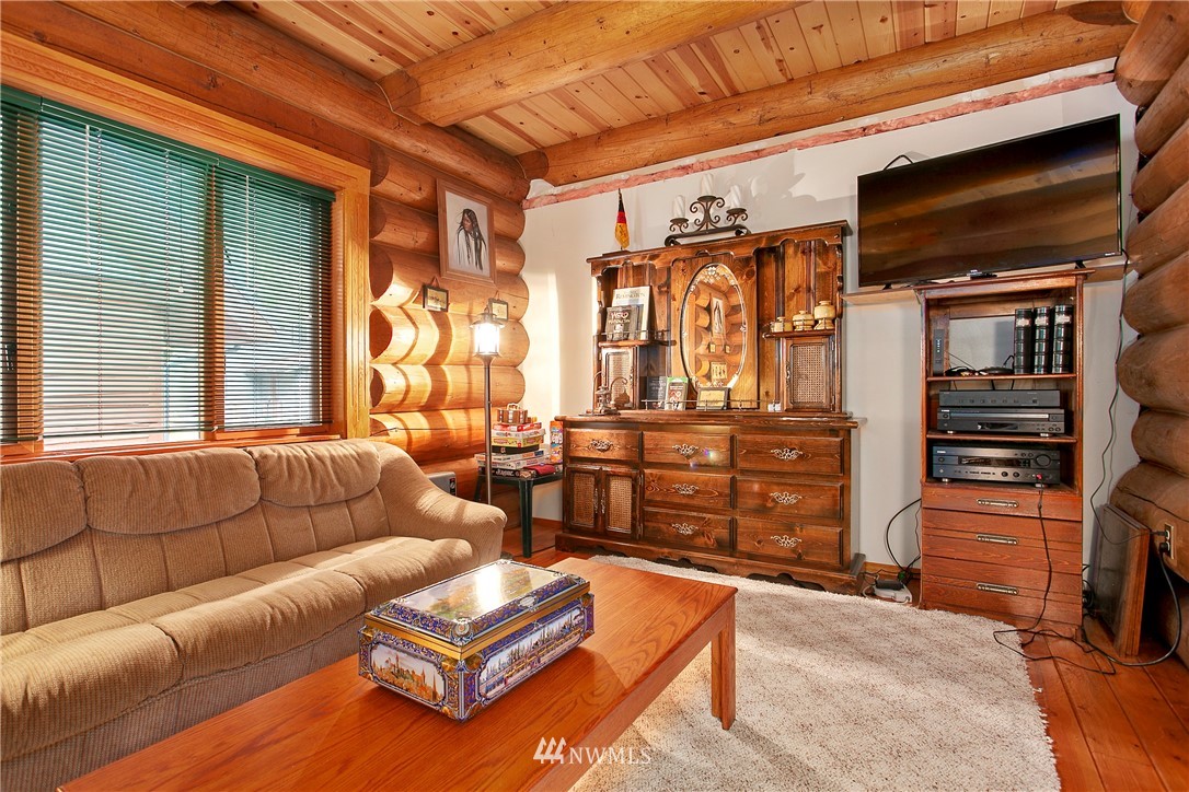 7097 Rainier Way Deming, WA 98244 - Photo 5 of 37 a living room with furniture
