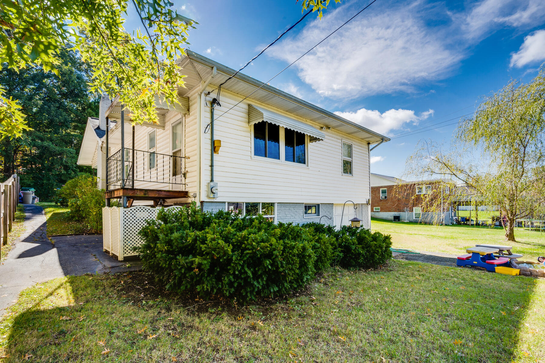 741 Maple Avenue Erwin, TN 37650 - Photo 8 of 24 011