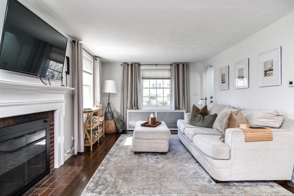 52 Wesley Road Framingham, MA 01701 - Photo 4 of 29