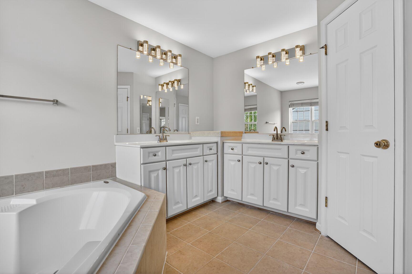 25845 Spring Farm Circle Chantilly, VA 20152 - Photo 28 of 57 Primary bath.