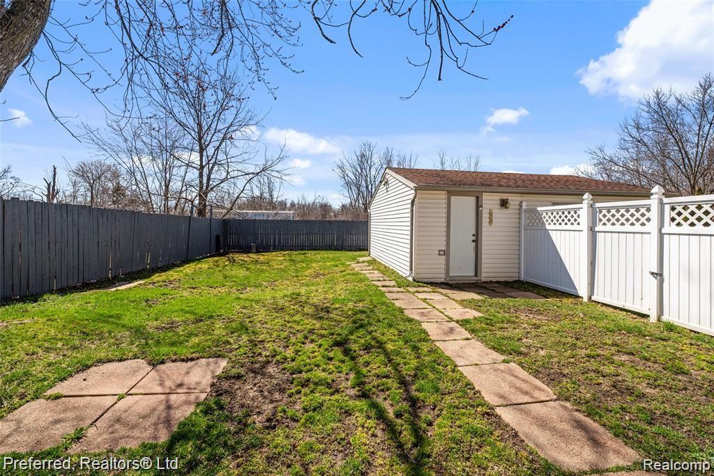 42461 Hanford Road Canton, MI 48187 - Photo 5 of 21 DSC_5647.jpg