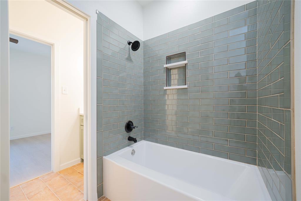 711 King Charles Road Scroggins, TX 75480 - Photo 14 of 39 a bathroom with a bathtub