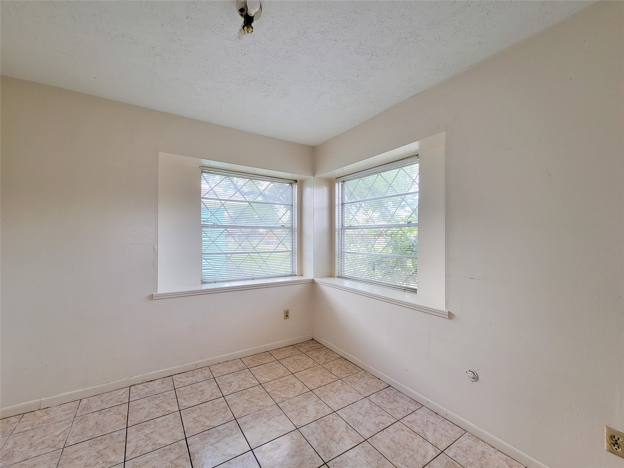 12215 Pompano Lane Houston, TX 77072 - Photo 11 of 44 an empty room with windows