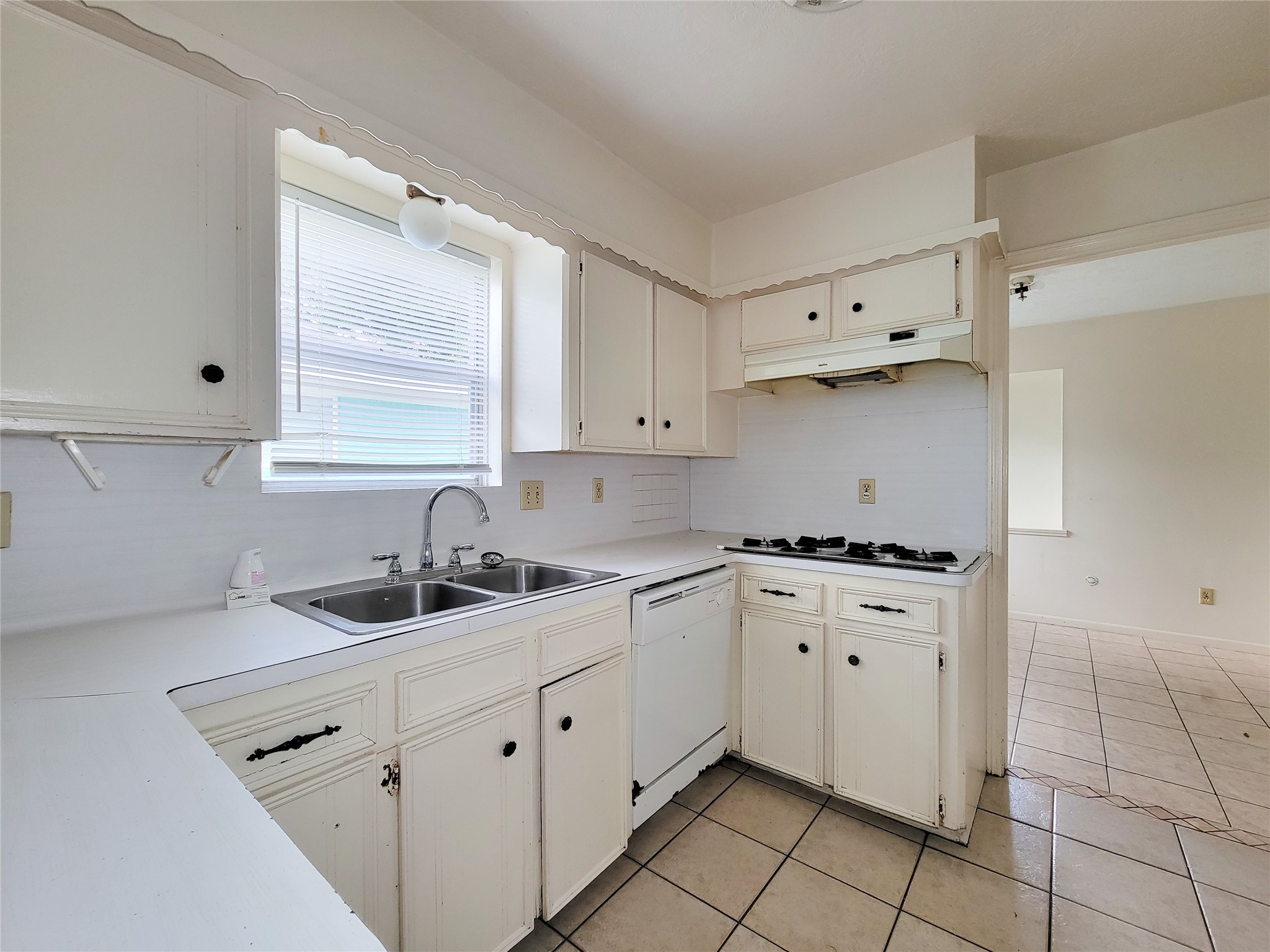 12215 Pompano Lane Houston, TX 77072 - Photo 20 of 44 a kitchen with white cabinets and appliances