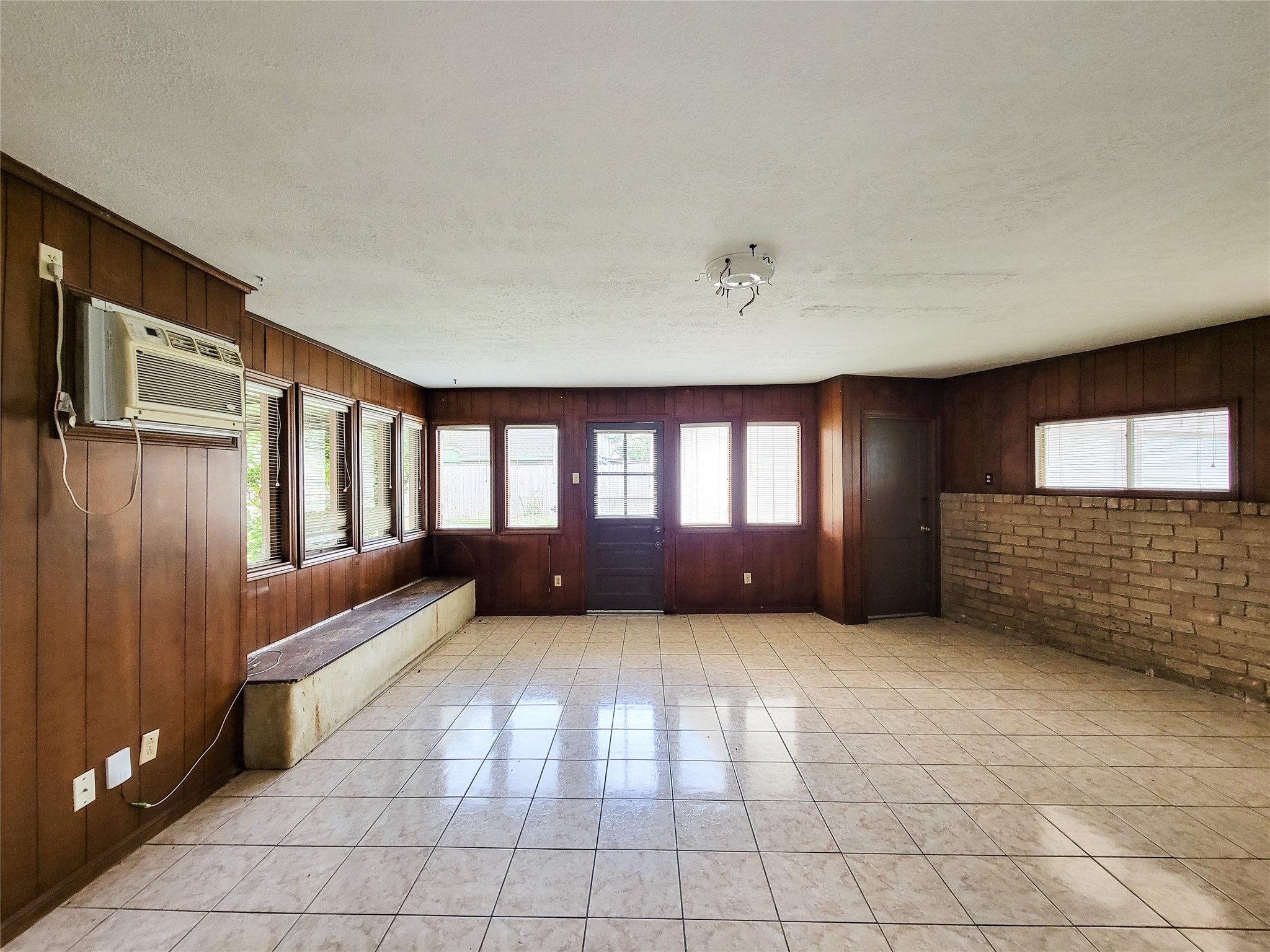 12215 Pompano Lane Houston, TX 77072 - Photo 26 of 44 a view of an empty room and window