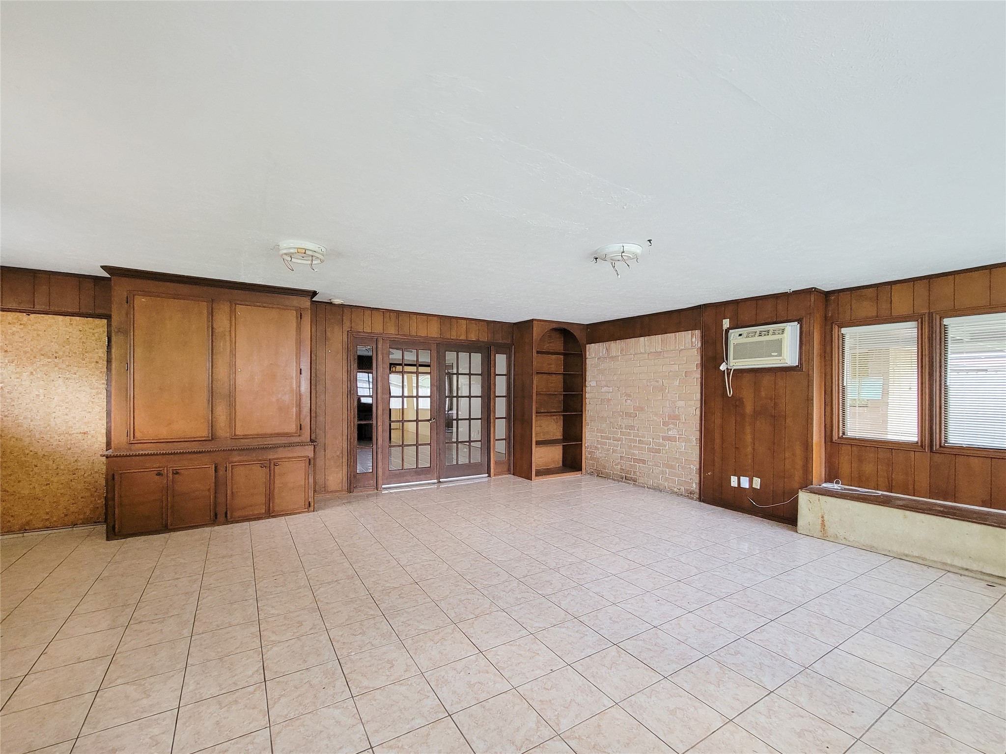 12215 Pompano Lane Houston, TX 77072 - Photo 28 of 44 a big room with windows and closet