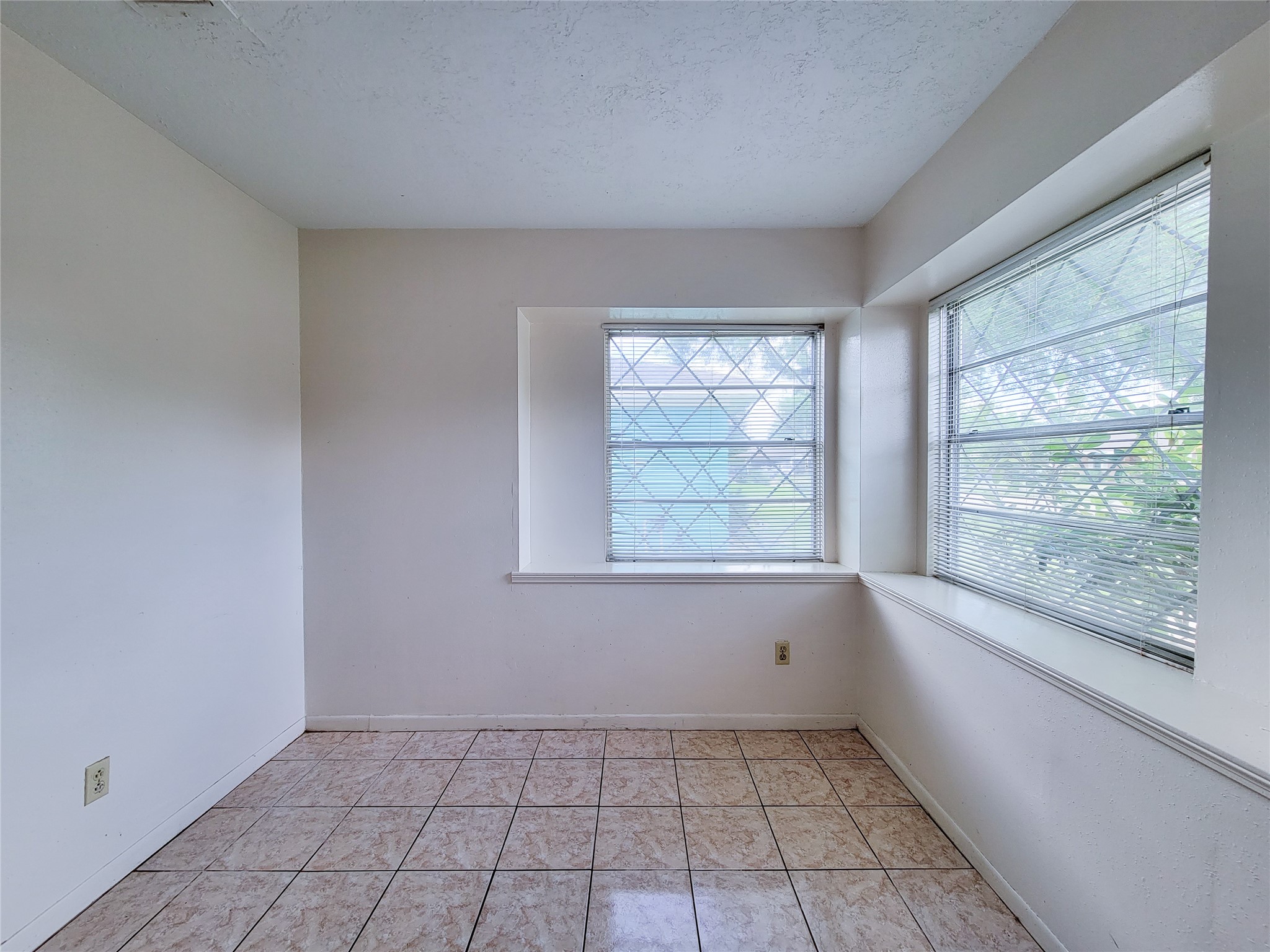 12215 Pompano Lane Houston, TX 77072 - Photo 10 of 44 an empty room with windows