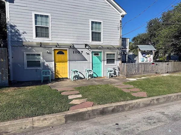 $950 | 1107 13th Street, Unit 2, Galveston, TX 77550