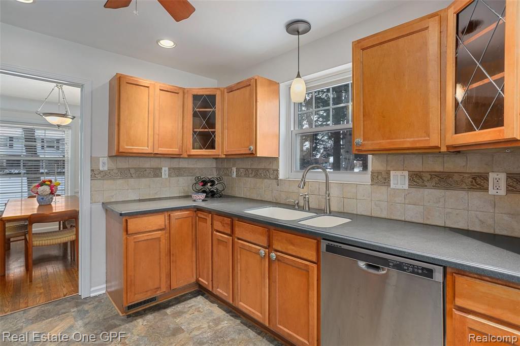 1094 Roslyn Road Grosse Pointe Woods, MI 48236 - Photo 13 of 41