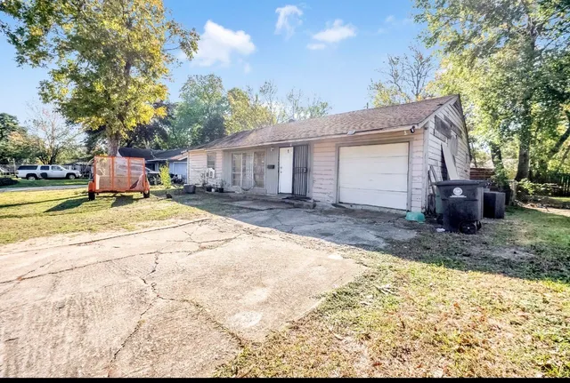 a view of a house with backyard and sitting area