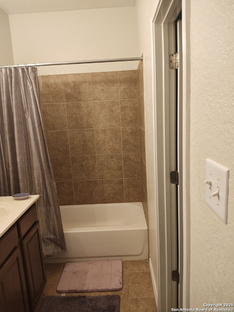 225 Kensington Drive Cibolo, TX 78108 - Photo 4 of 5 a bathroom with a bathtub and a shower