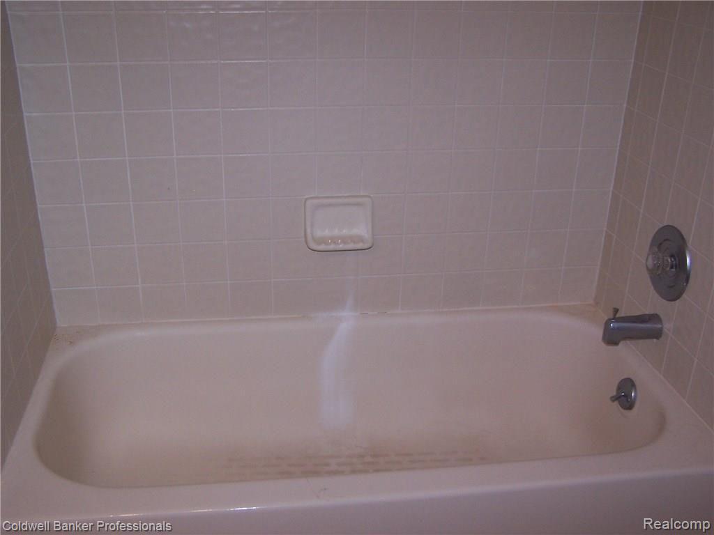 2347 Rochelle Park Drive Rochester, MI 48309 - Photo 9 of 19 MASTER BATH