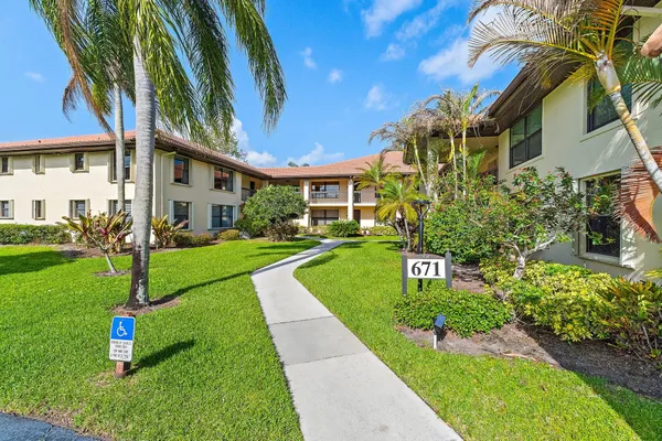 $1,900 | 671 Southwest South River Drive, Unit 105, Stuart, FL 34997