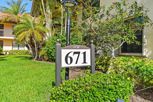 $1,900 | 671 Southwest South River Drive, Unit 105, Stuart, FL 34997