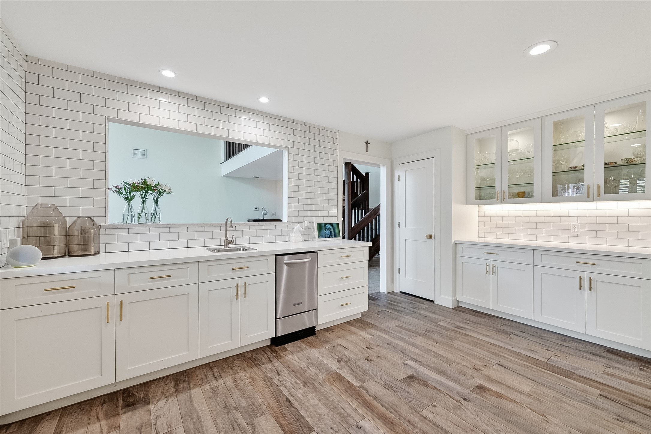 10022 Bayou Glen Road Houston, TX 77042 - Photo 11 of 43 Kitchen looks through to the vaulted family room - great location for a bar area