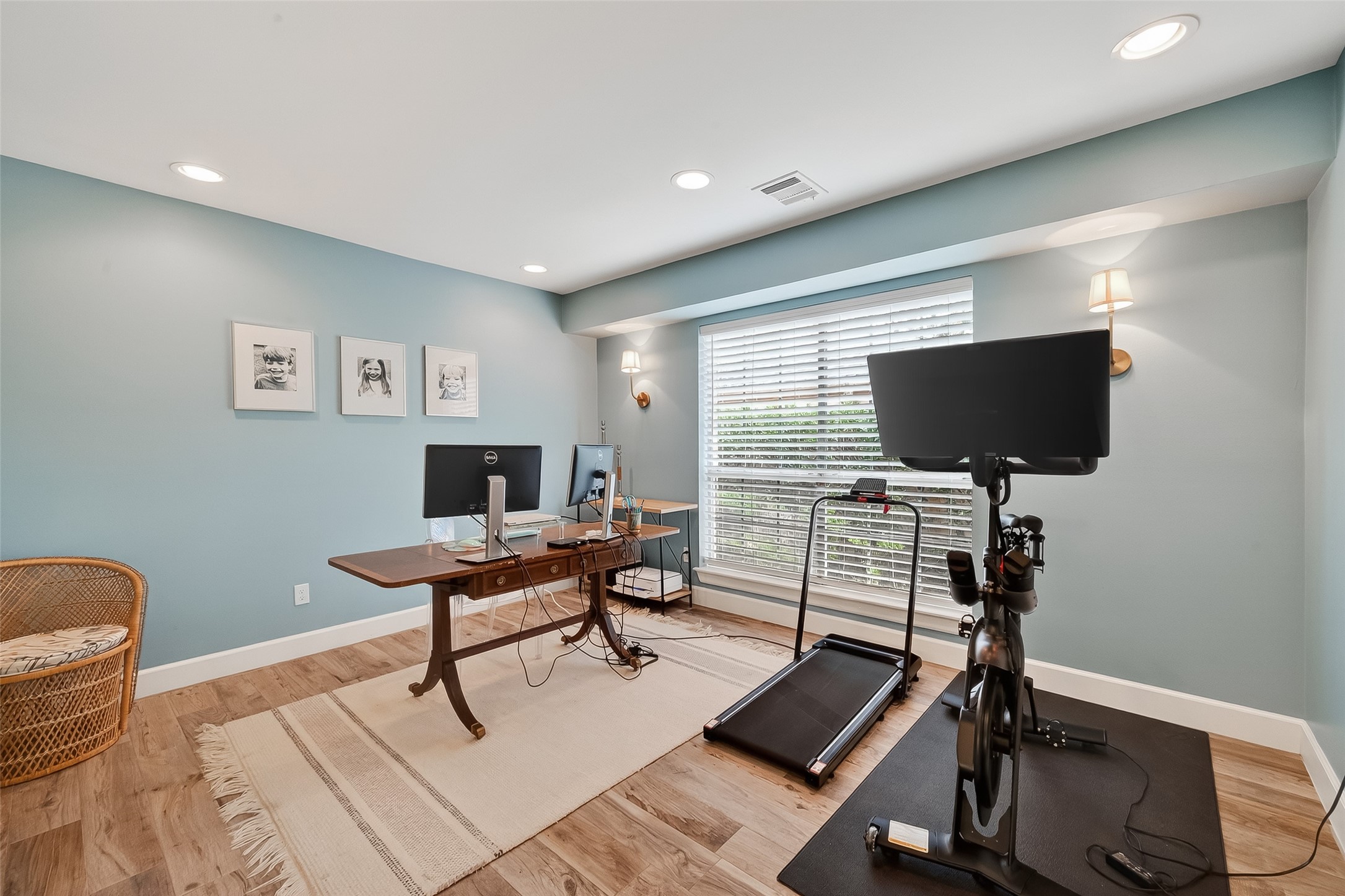 10022 Bayou Glen Road Houston, TX 77042 - Photo 17 of 43 Cozy office conveniently located next to the primary bedroom.