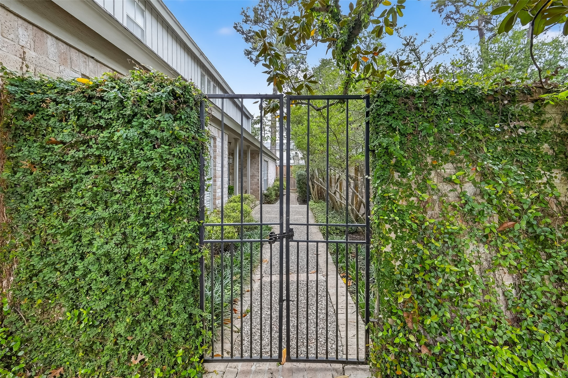 10022 Bayou Glen Road Houston, TX 77042 - Photo 6 of 43 Gate to the front door