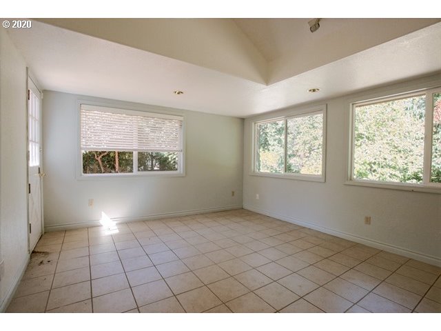 937 Country Club Road Lake Oswego, OR 97034 - Photo 5 of 28