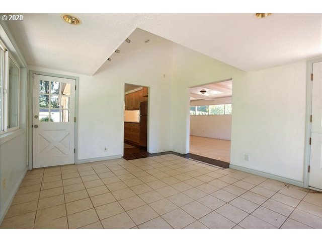 937 Country Club Road Lake Oswego, OR 97034 - Photo 6 of 28