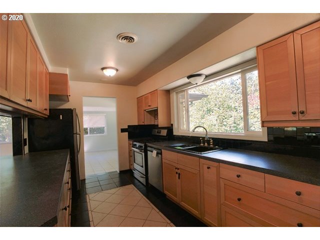 937 Country Club Road Lake Oswego, OR 97034 - Photo 7 of 28